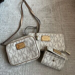 Michael Kors White and Tan Signature Women's Bag Set
